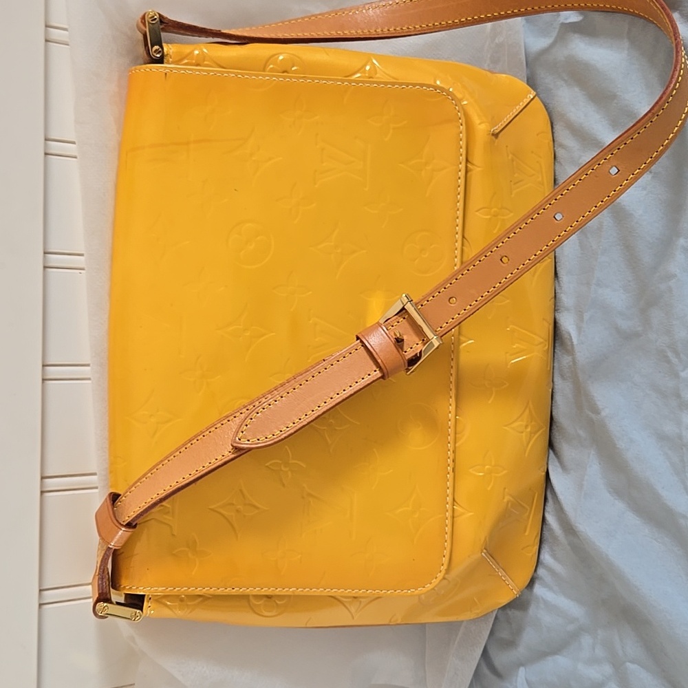 LOUIS VUITTON Thompson Street Beige (Yellow) Vernis Shoulder Baf